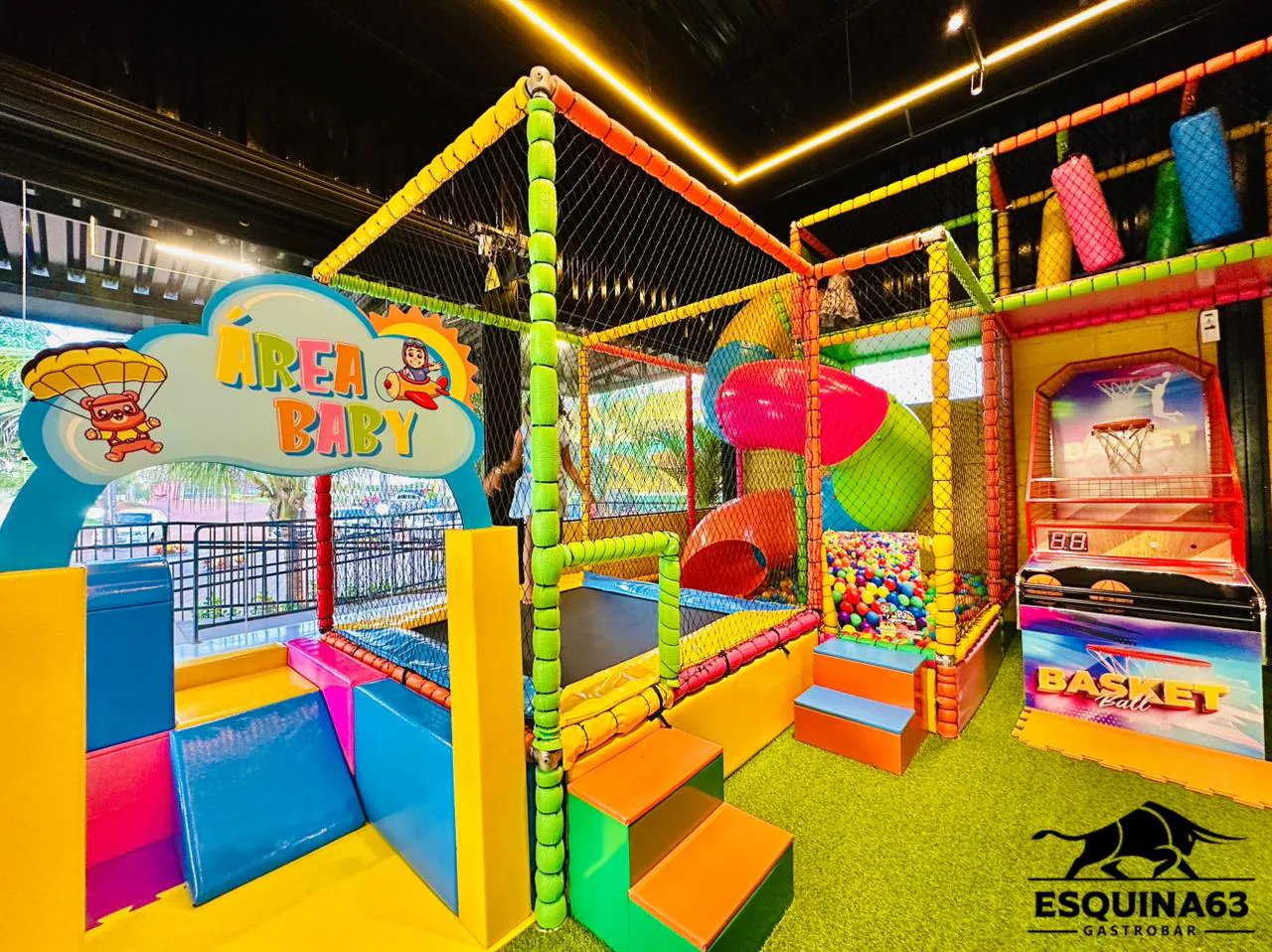 Playground interno colorido do Esquina 63